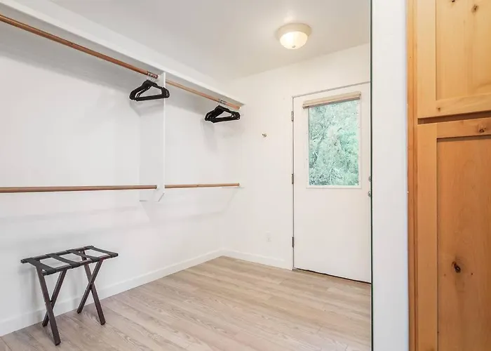Stunning Views, Large Deck W/ Private Hiking Trail *