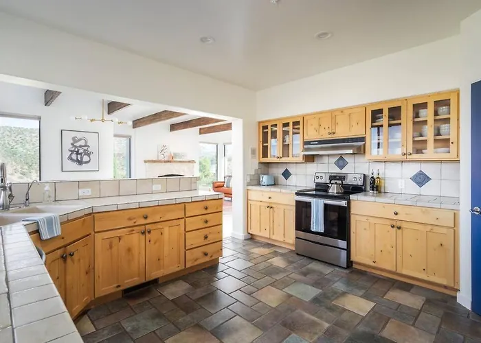 Stunning Views, Large Deck W/ Private Hiking Trail Ferienhaus