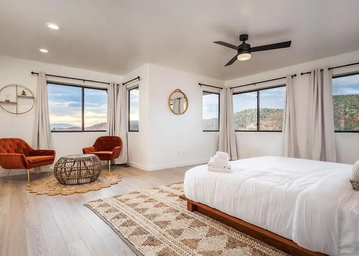 Stunning Views, Large Deck W/ Private Hiking Trail Ferienhaus *