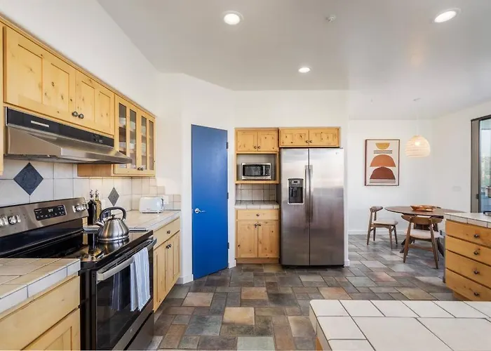 Stunning Views, Large Deck W/ Private Hiking Trail Ferienhaus