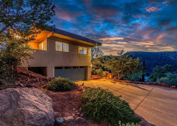 Stunning Views, Large Deck W/ Private Hiking Trail Ferienhaus